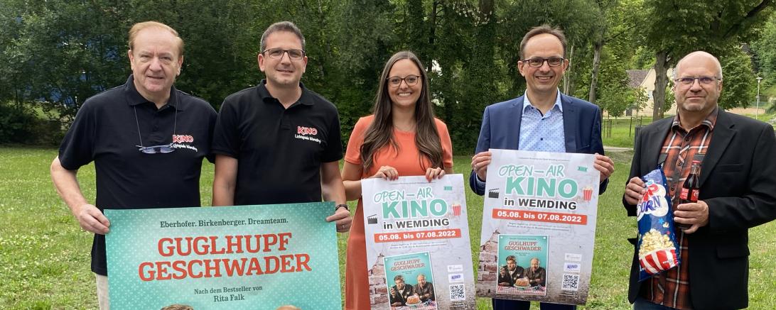 Das Bild zeigt die Verantwortlichen für das Wemdinger Open Air Kino.