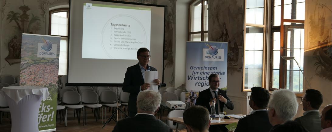 Das Bild zeigt der Mitgliederversammlung von Ferienland Donau-Ries e.V..