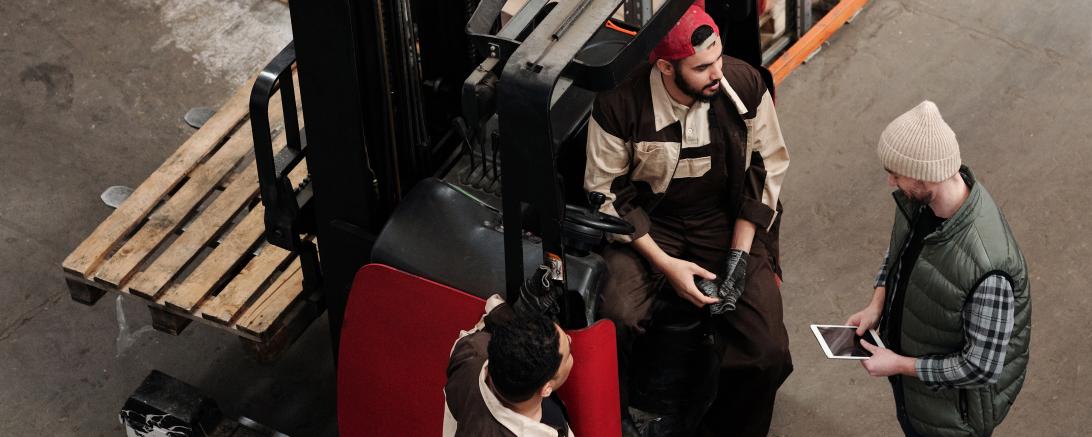 Junge Mitarbeiter mit Gabelstabler 