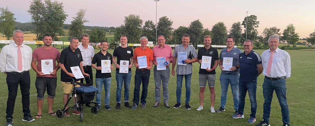 Das Bild zeigt die Geehrten des SV Hoppingen.