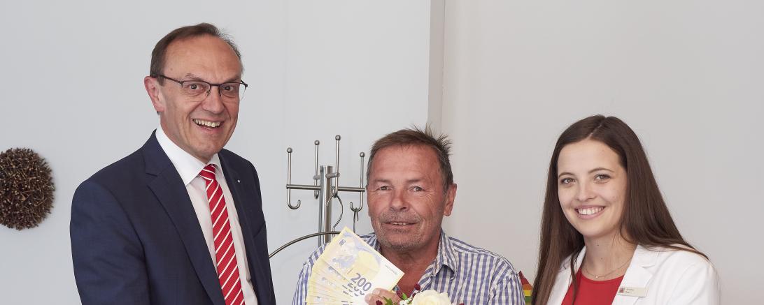 Auf unserem Bild gratulieren dem erfreuten PS-Gewinner Horst Mederle der Vorstandsvorsitzende der Sparkasse Donauwörth, Johann Natzer, sowie Kundenberaterin Sandra Beck mit 10.000 Euro und einem Blumenstrauß.