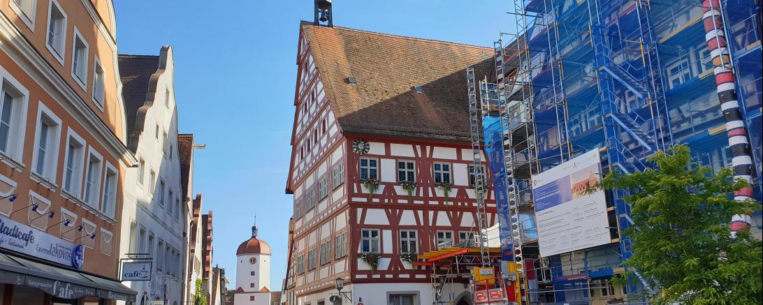 Das Bild zeigt das Oettinger Rathaus.
