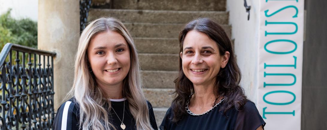 Das Bild zeigt Selina Gerstetter und die Leiterin Personalmanagement der RVB Ries, Ute Kotanko.