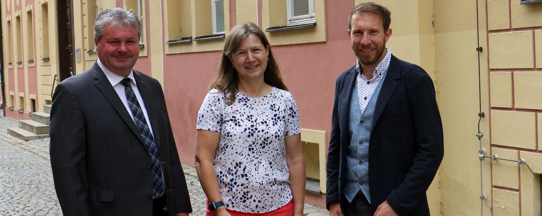 Das Bild zeigt von links: Alexander Kotz (RVB Ries), Petra Raab (VHS Oettingen) und Bürgermeister Thomas Heydecker.
