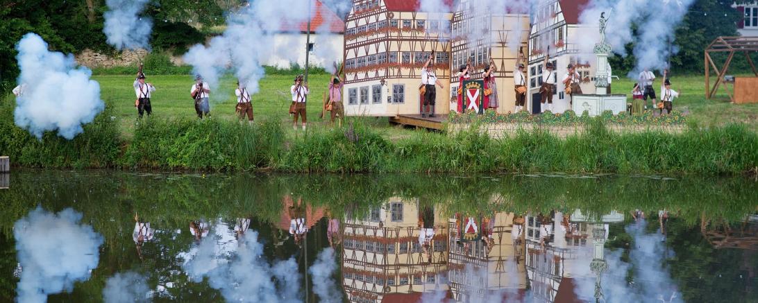 Das Bild zeigt das "Kirchweih-Anschießen" durch die Böllerschützen. 