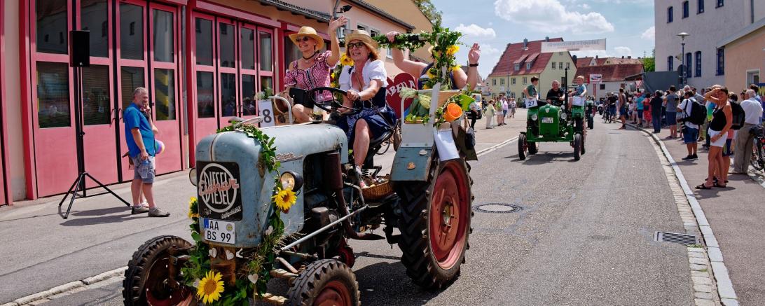 Das Bild zeigt das Schleppertreffen in Oettingen. 