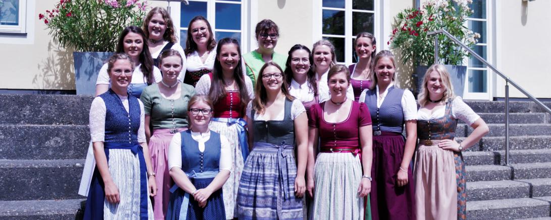 Am Dienstag wurde der 68. Kurs der Dorfhelferinnen im Schloßhof der Stiftung Sankt Johannes in Marxheim feierlich verabschiedet.