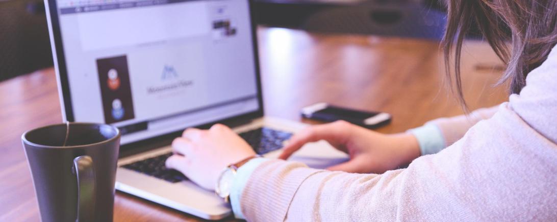 Laptop mit Unterlagen 