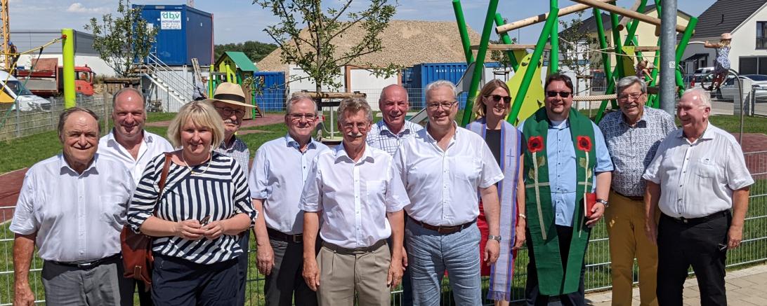 Das Bild zeigt alle Beteiligten am Tag des Baumes.