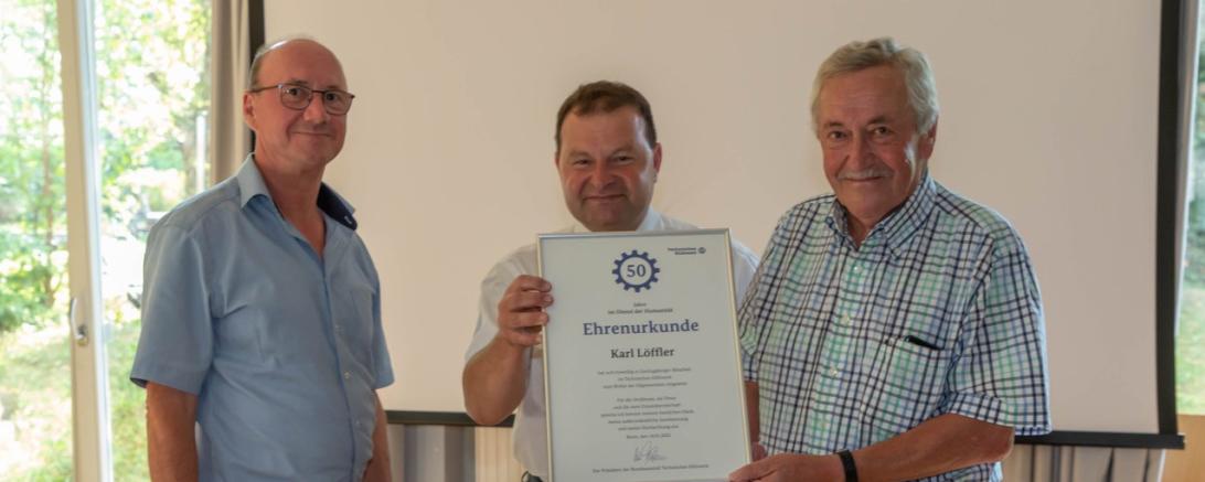 Auf dem Bild zu sehen (von links): stv. Landrat Erwin Seiler, Ortsbeauftragter Thomas Murr und Karl Löffler. 