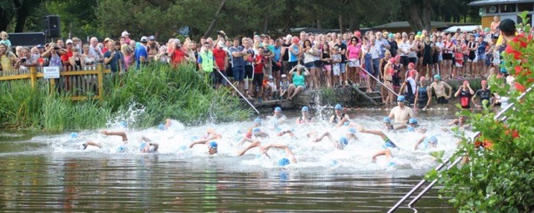 Das Foto zeigt den Schwimmstart.