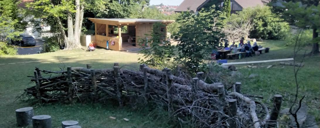 Das Bild zeigt den Garten des Waldkindergartens Wemding.