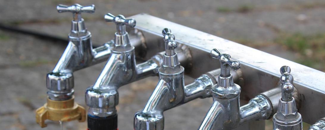 Das Bild zeigt Wasserhähne.