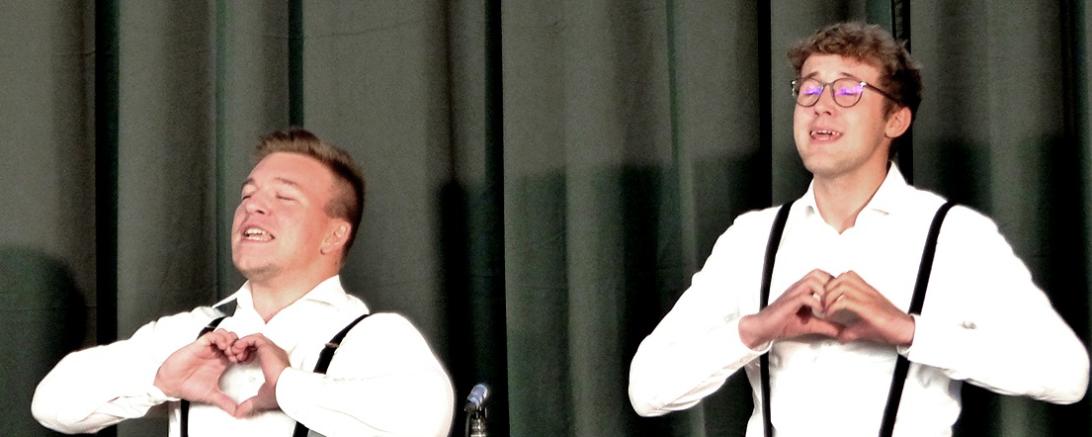 Das Bild zeigt zwei Darsteller des Musicals "Sounds of Summer".