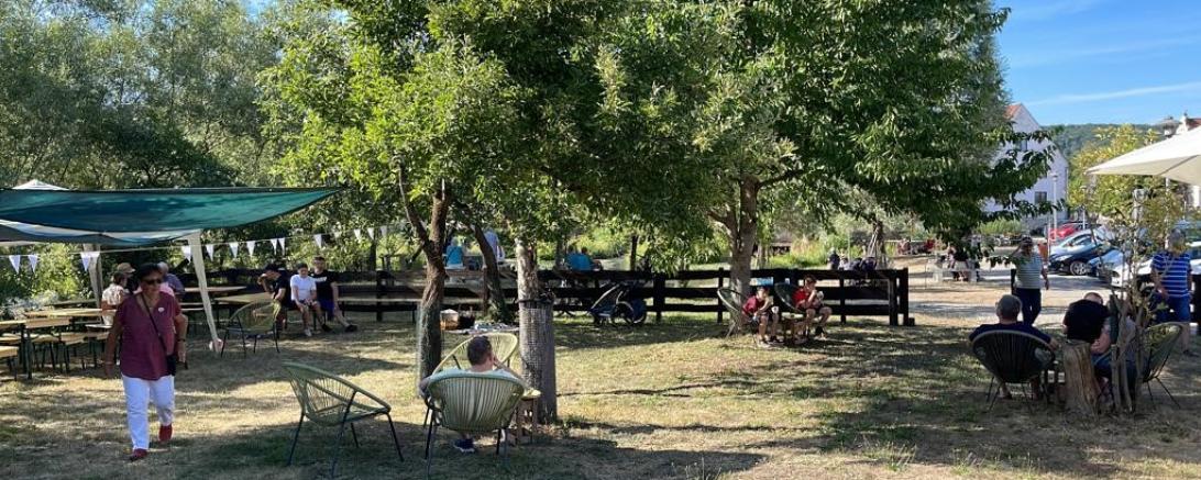 Das Bild zeigt den Wörnitzstrand in Harburg.