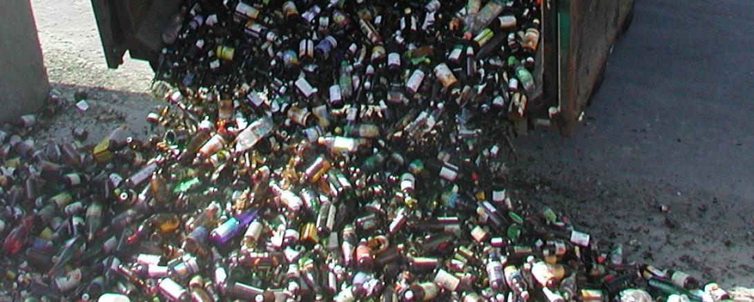 Das Bild zeigt einen Container voller Glas.