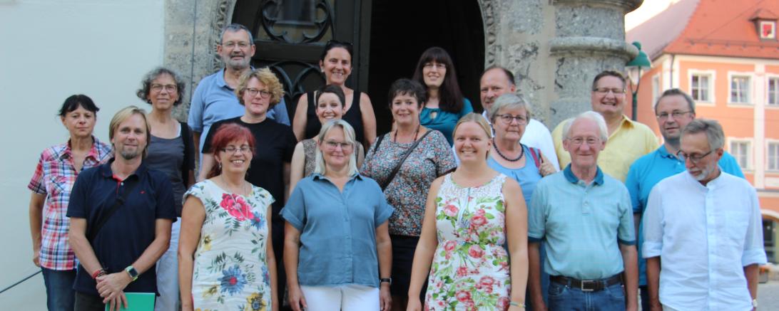 Das Bild zeigt die ehrenamtlichen Digitallotsinnen und Digitallotsen nach der Besprechung im Rathaus.