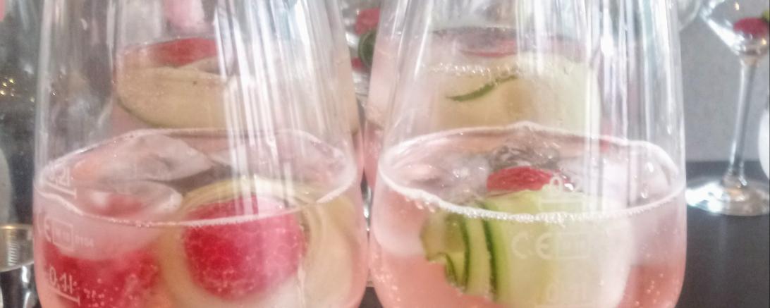 Das Bild zeigt Gläser mit Getränken.