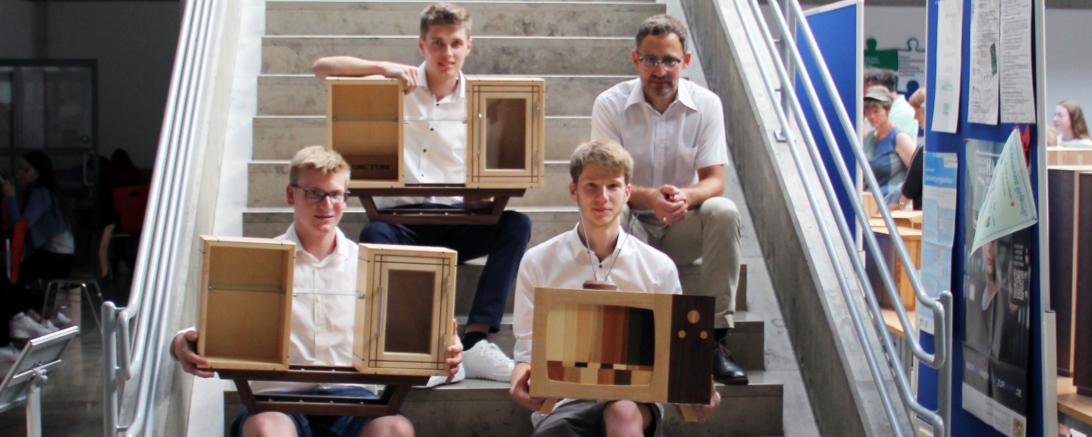 Das Bild zeigt (vorne von links) Johannes Uhl, Wallerstein (1. Preis), Florian Siewert, Donauwörth (3. Preis), Kevin Stark, Fremdingen (2.Preis, hinten Mitte). Hinten rechts Projektleiter Christian Böck.