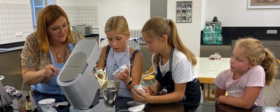 Lilia Lamparter beim Backen zusammen mit Kindern.
