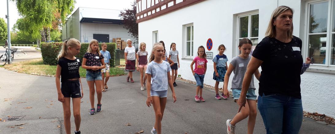 Das Bild zeigt die Teilnehmenden des Ferienprogrammes beim einstudieren des Line-Dances.