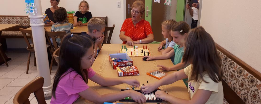 Das Bild zeigt die Kinder und Betreuerinnen beim Ferienprogramm des deutschen evangelischen Frauenverbunds.