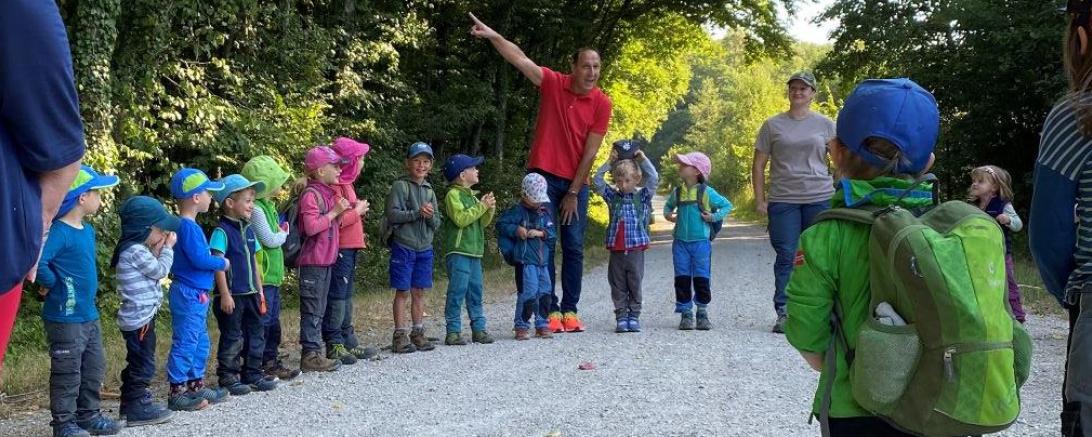Christoph Schmid (MdB) besuchte den Donauwörther Waldkindergarten. 
