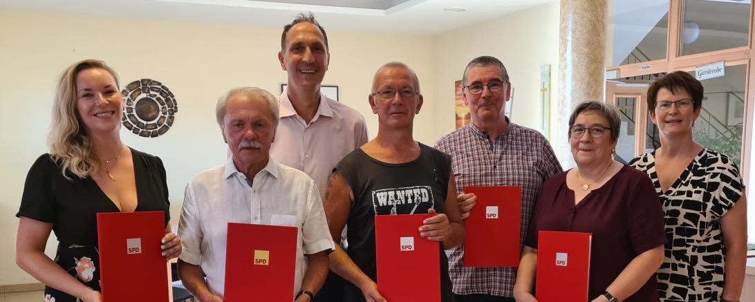 Das Bild zeigt (von links) die OV-Vorsitzende Lisa Krüger, Anton Fischer, MdB Christoph Schmid, Jürgen Müller, Rolf Heise, Brigitte Schermeyer-Heise und Stadträtin Claudia Müller mit den Jubilarsurkunden. 