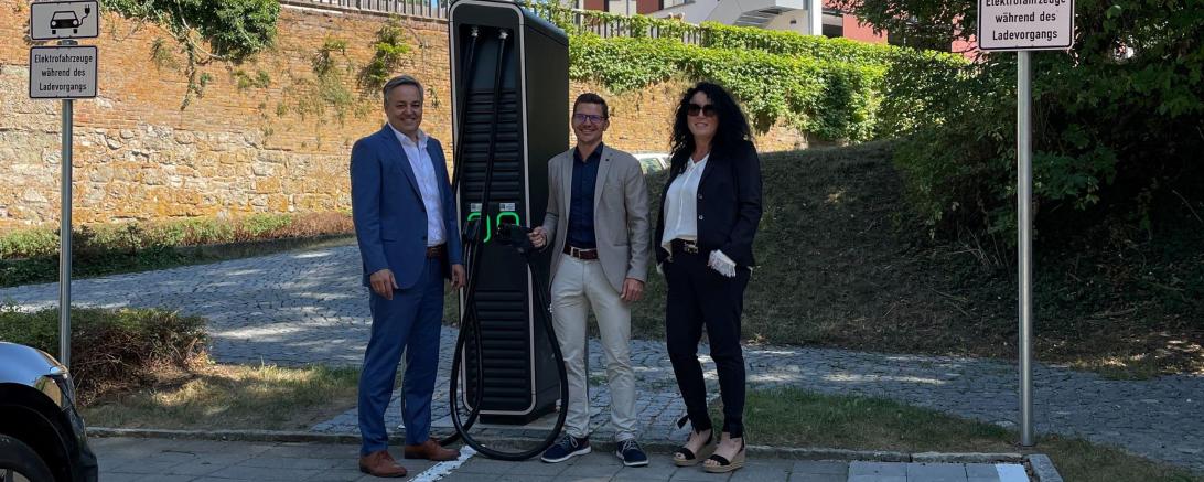 Von links nach rechts: ODR-Technikvorstand Sebastian Maier, Oberbürgermeister David Wittner und Heidrun Benedikter, Kommunalmanagerin bei der ODR, nahmen die Schnellladesäule bei einem Vor-Ort-Termin offiziell in Betrieb.