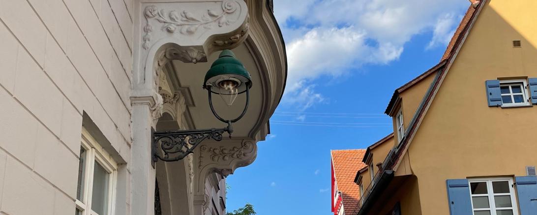 Das Bild zeigt eine Gasbetriebene Straßenlaterne in der Herrengasse.