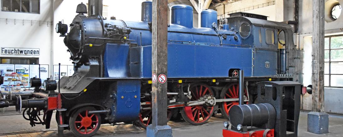 Das Bild zeigt eine Eisenbahn Lokomotive aus dem Museum