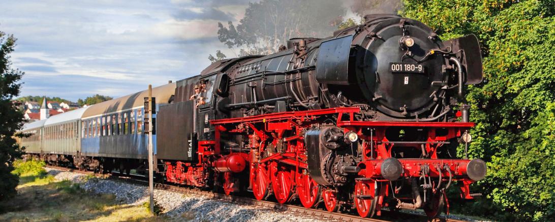 Das Bild zeigt eine Historische Dampflokomotive in Action.