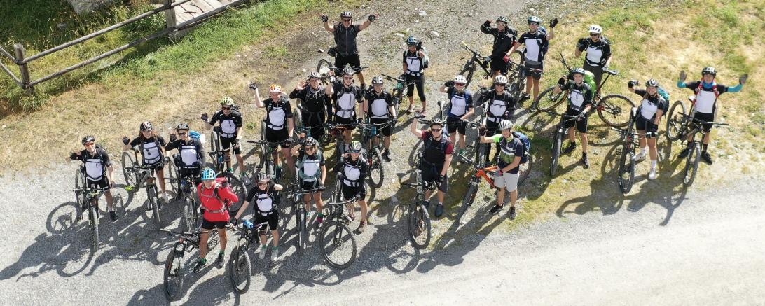 Das Dohnenbild zeigt die große Gruppe mit ihren Fahrrädern.