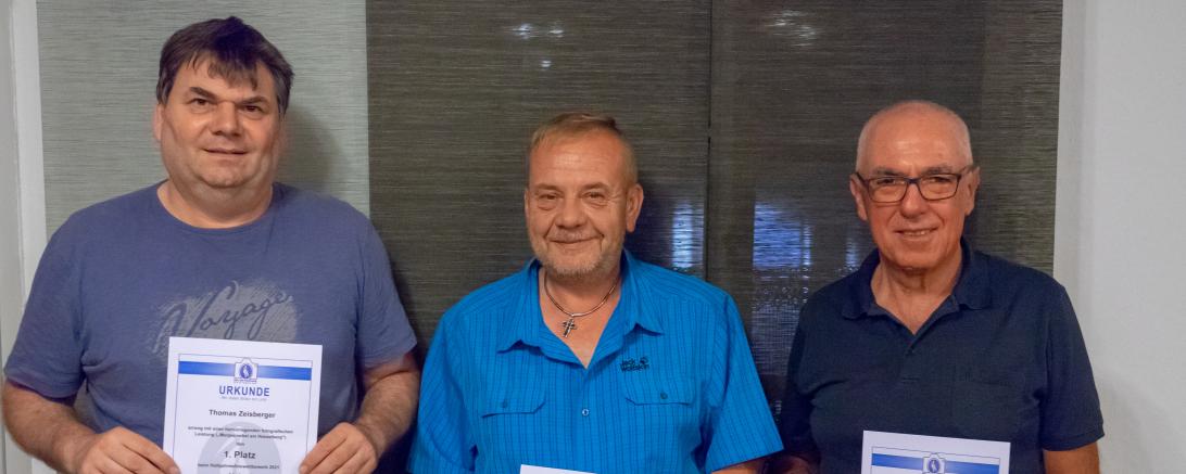 Das Siegerfoto zeigt v. l. n. r. Thomas Zeisberger, Thomas Schneid (1.Vorsitzender), Heinrich Seiler.