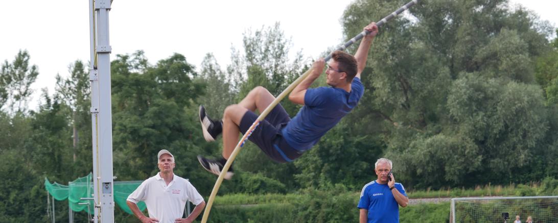 Das Bild zeigt Alexander Bauer beim Einspringen 2021. 