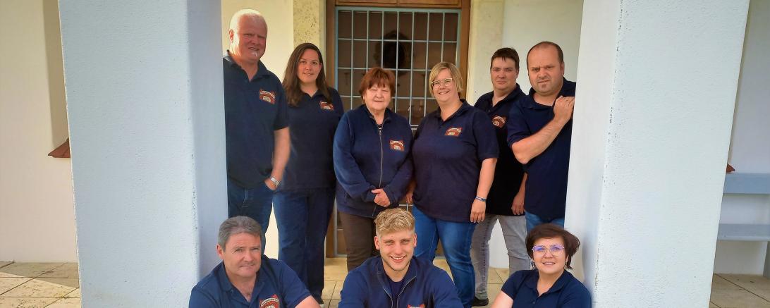 Die Spieler und Souffleuse vor der Antoniuskapelle am Belzheimer Riesrand. Hinten v. l. n. r.: Erwin Zwickel, Carolin Kühnl, Roswitha Braun, Sonja Stelzle, Andrea Förschner und Tobias Zwickel Vorne v. l. n. r.: Johann Sandmayer, Joshua Kilian und Hermine Sprößer-Hach. 