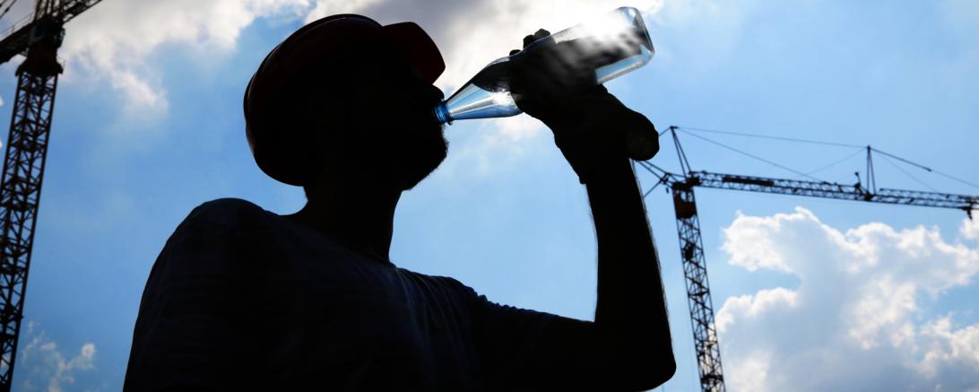 Bauarbeiter trinkt Wasser