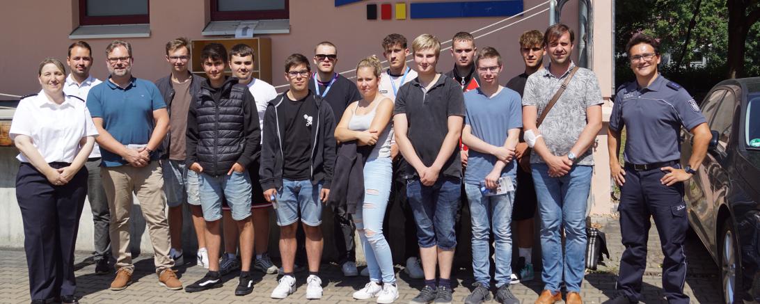 DAs Bild zeigt Donauwörther Schüler bei ihrem Besuch im Hauptzollamt Augsburg.