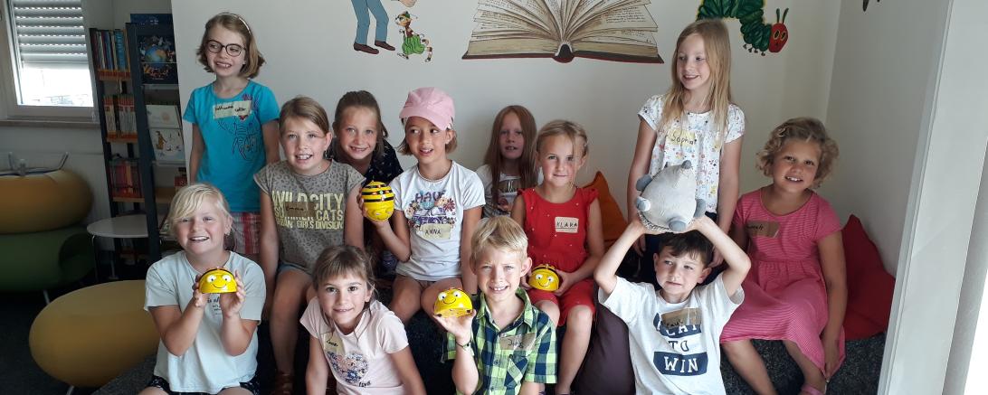 Das Bild zeigt die teilnehmenden Kinder des Ferienprogramms in der Stadtbücherei Rain.