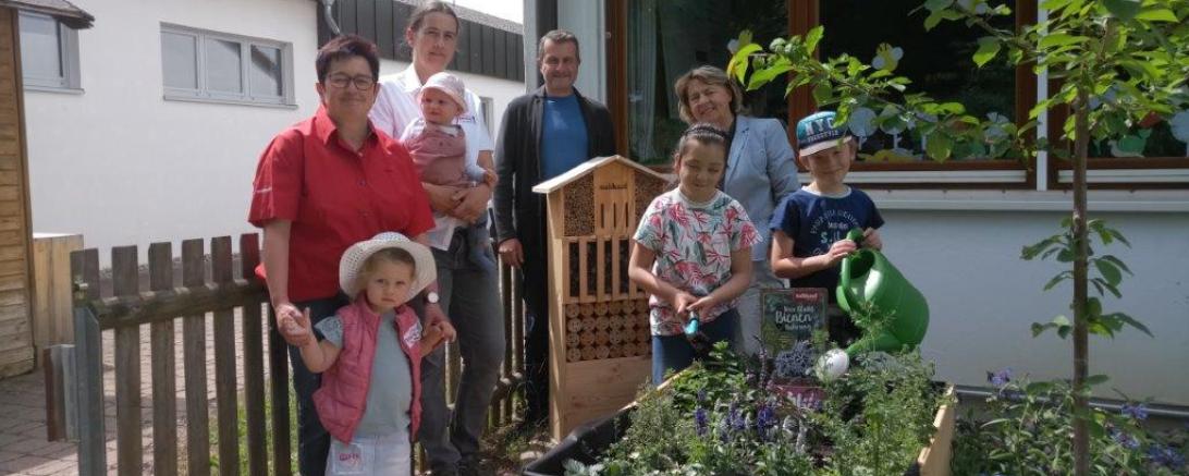 Das Bild zeigt in der hinteren Reihe von links Ute Wurm, Katrin Münzinger, Timm Albert und in der vorderen Reihe von links Hanna, Maya und Phillip.