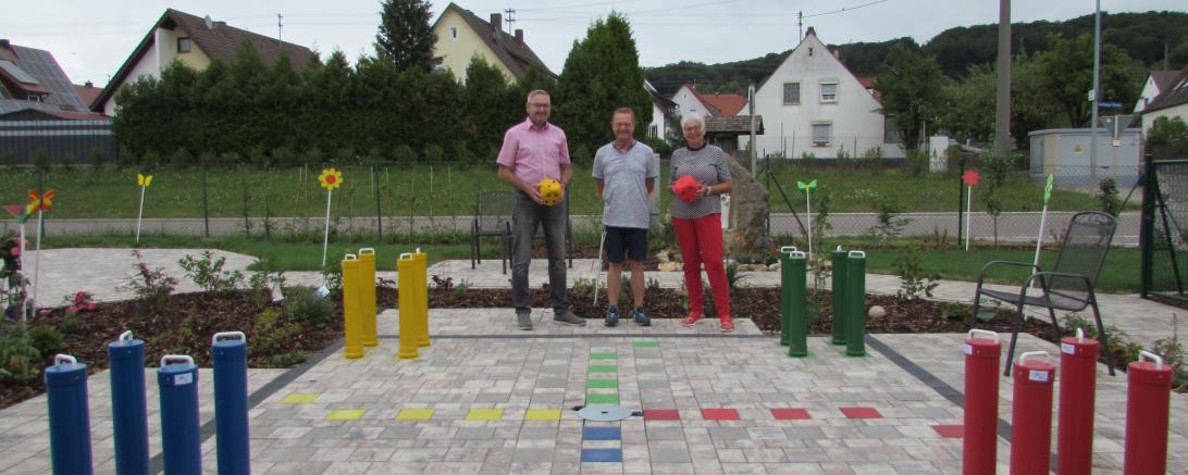 Das Bild zeigt (von links nach rechts) Thomas Mayer, Zweigstellenleiter Donau-Ries-Werkstätte Wemding, Ulrich Relovsky, Bildungsbetreuer Berufsbildungsbereich Wemding und die 1. Vorsitzende der Caritas Sozialstation Gerda Trollmann.