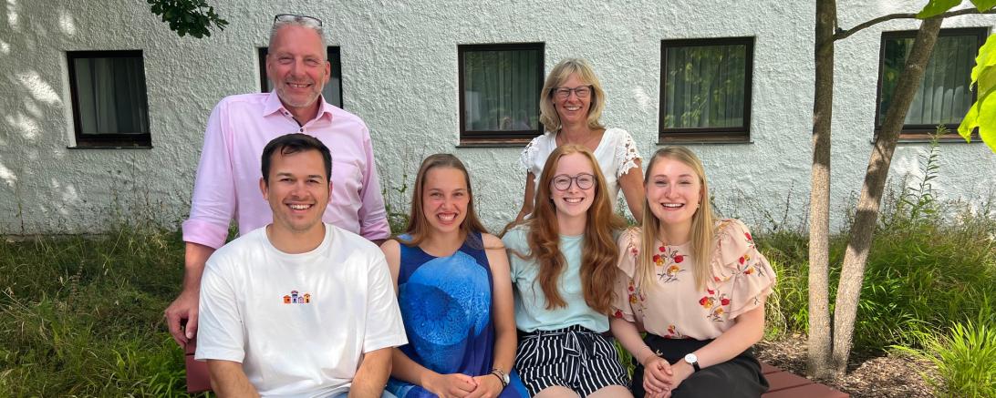 Auf dem Bild sind die  Verantwortlichen des Vereins Sternenkinder mit den Freiwilligen zu sehen: Vorne v.l.n.r: Franzisko Collio (Sohn des Schulleiters in Chile), Helene Schoßig, Fenja Brandlhuber und Anja Gerlach (Freiwillige), sowie hinten Manfred Steger und Doris Kohl