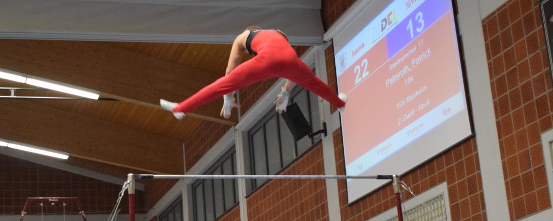 Das Bild zeigt einen Turner der TSV Monheim im Sprung.