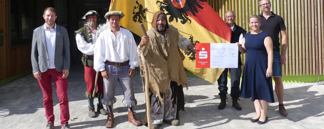 Das Bild zeigt die Spendenübergabe.