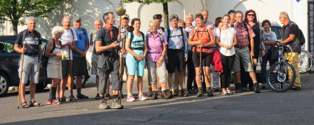 Das Bild zeigt eine Pilgergruppe.