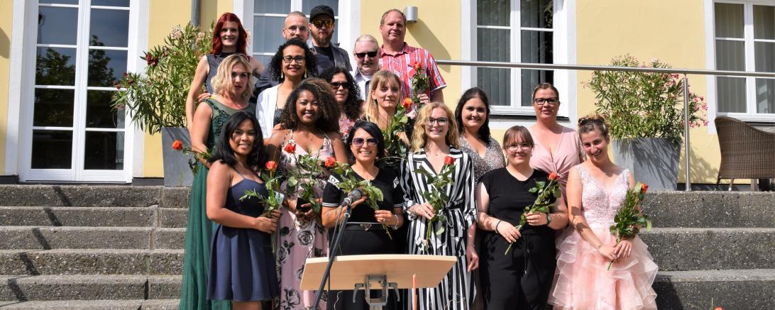 Das Bild zeigt die Abschlussklasse der Heilerziehungspflegehelfer/-innen des stiftungseigenen Bildungszentrums für Soziale Berufe, Neuburg