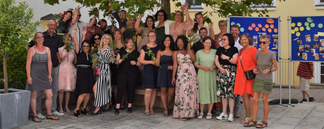 Abschlussklasse der Heilerziehungspflegehelfer*innen mit Lehrkräften des stiftungseigenen Bildungszentrums für Soziale Berufe, Neuburg