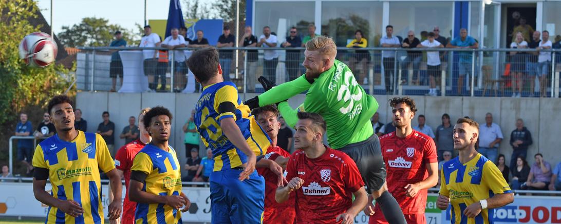 Spielszene aus der Partie des TSV Rain - nur selten musste der Torhüter des FC Pipinsried ins Spiel eingreifen. 