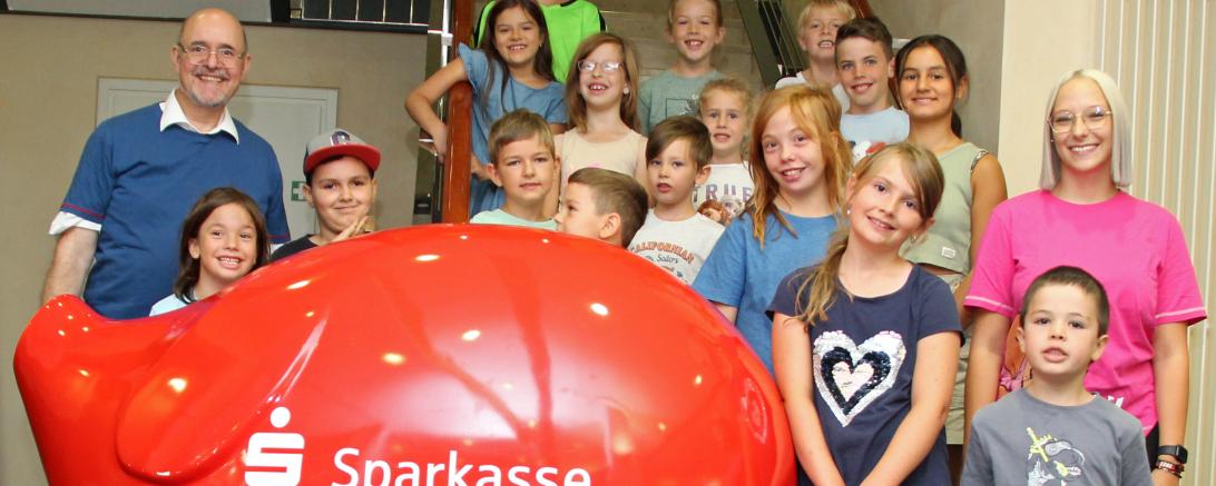 Das Bild zeigt die Feriengäste mit (links) Didi (Thomas Deuter) und (rechts) Dodo (Carolin Fürst) vom KNAX-Klub der Sparkasse Donauwörth, die das Programm gestalteten.