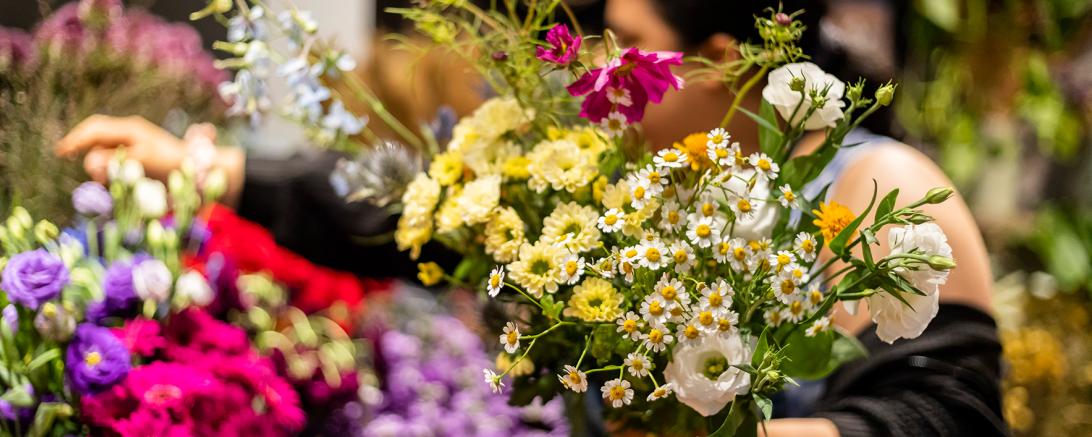 Das Bild zeigt eine Floristin.